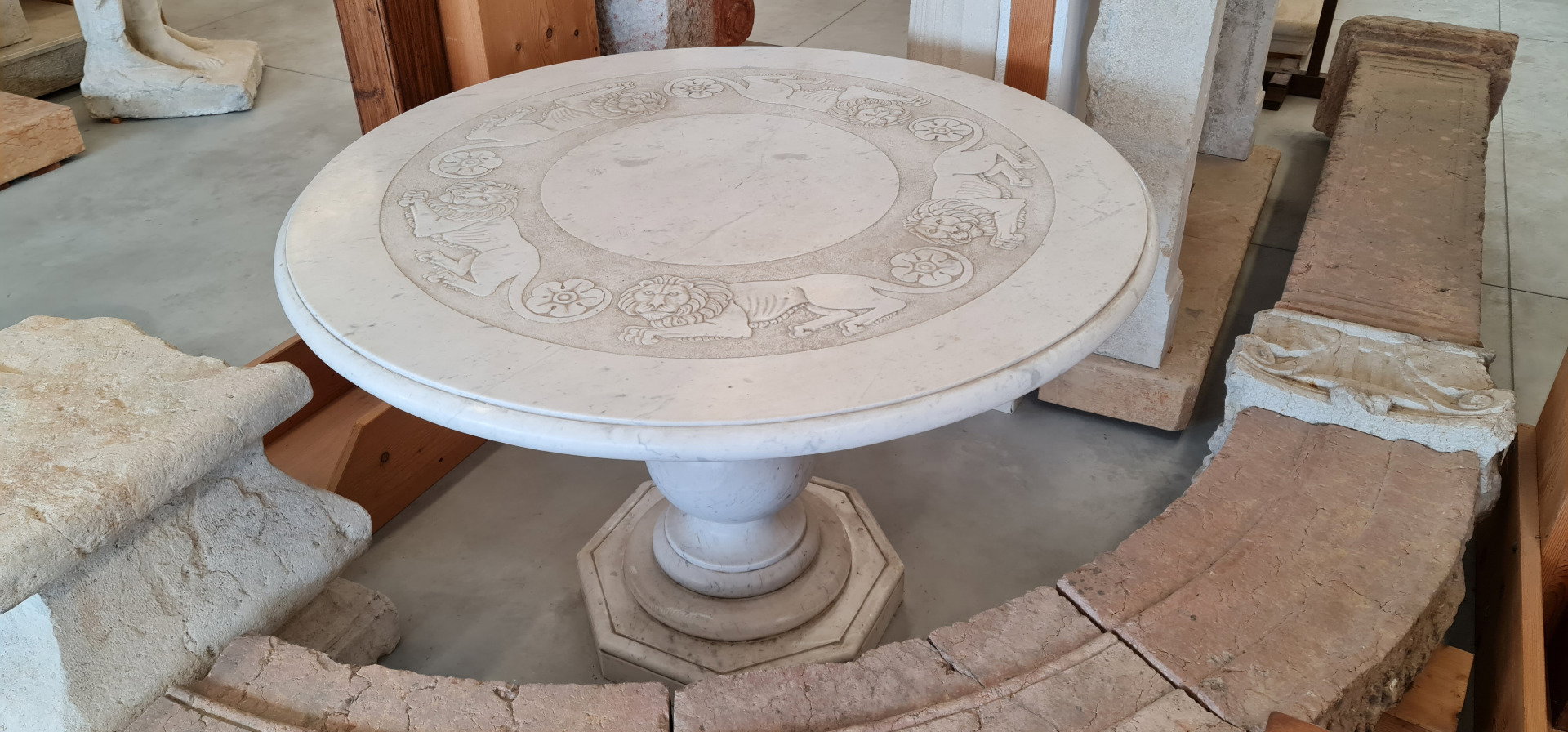 Tavolo rotondo in marmo di Carrara